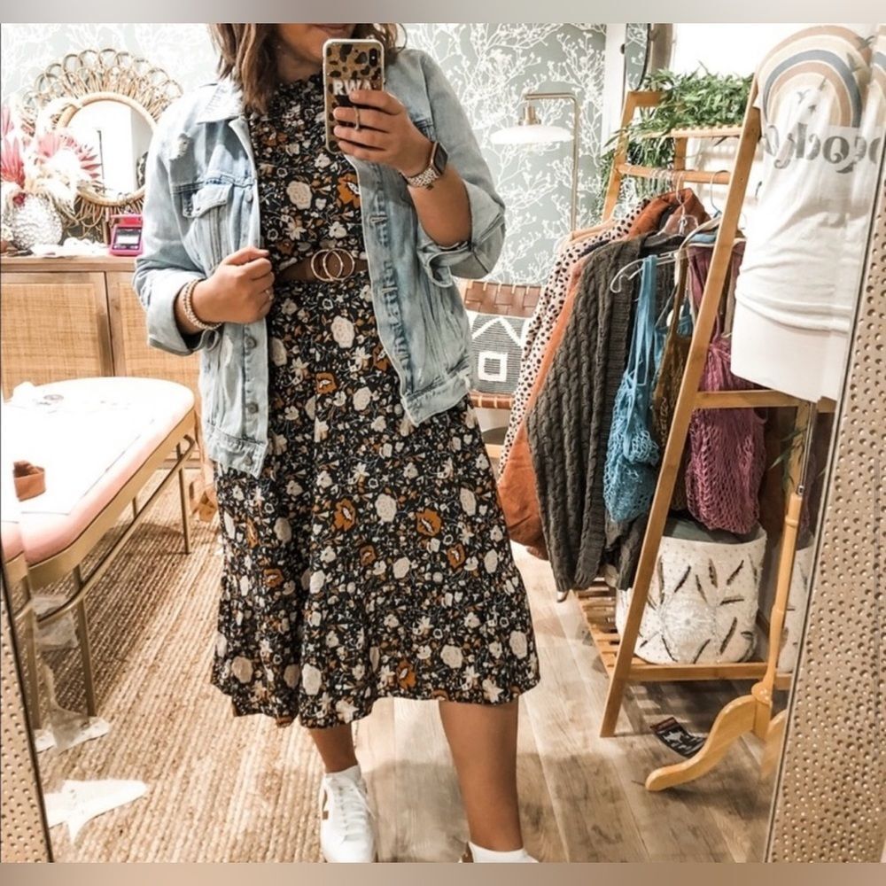 Universal Thread Long Sleeve Prairie Cottage Core
Navy/Blue Floral Midi Dress